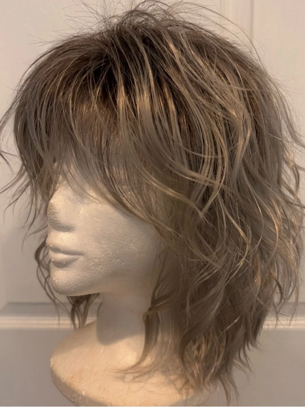 Silver Gray Rooted Medium Length Wavy Synthetic Wig! Excellent condition! Bangs - Picture 3 of 10